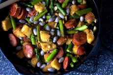 asparagus with chorizo and croutons