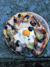 Egg, prosciutto, artichokes, olives, mozzarella, tomato sauce & basil pizza topping