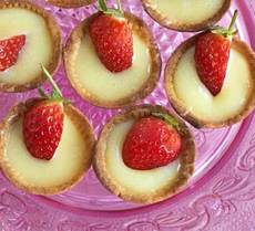 Hazelnut tarts with white chocolate & strawberries