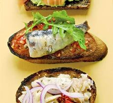 Open sandwiches - Tomato, sardine & rocket